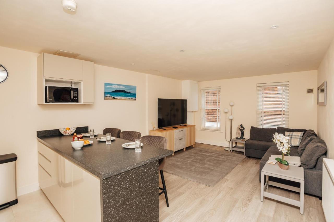 Henley Town Centre With Parking Apartment Exterior photo